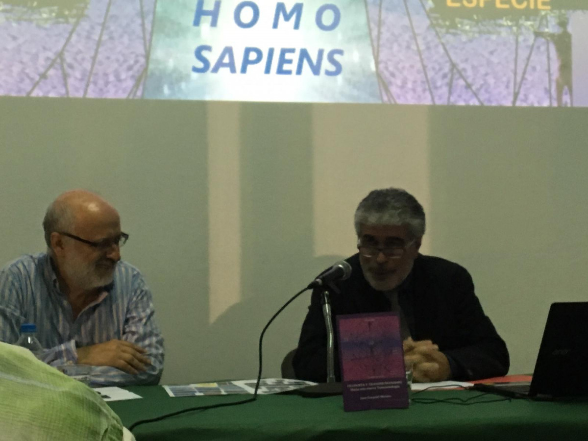 Javier Cabrera en plena presentación diatriba del libro de Juan Ezequiel Morales