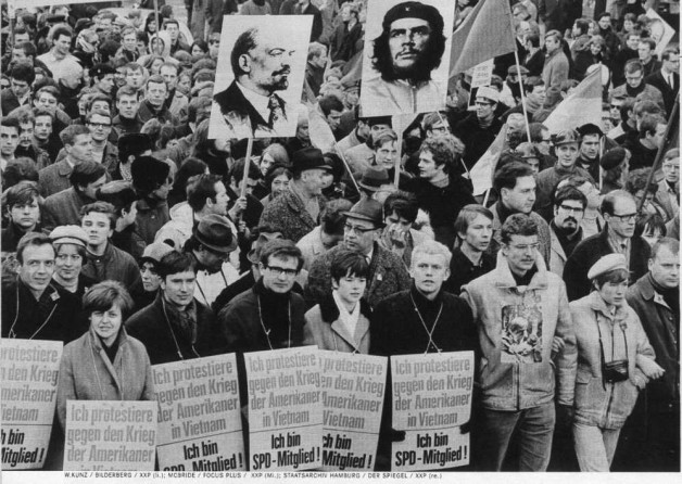 PROTESTA EN ALEMANIA CONTRA LA GUERRA DEL VIETNAM EN LOS 70